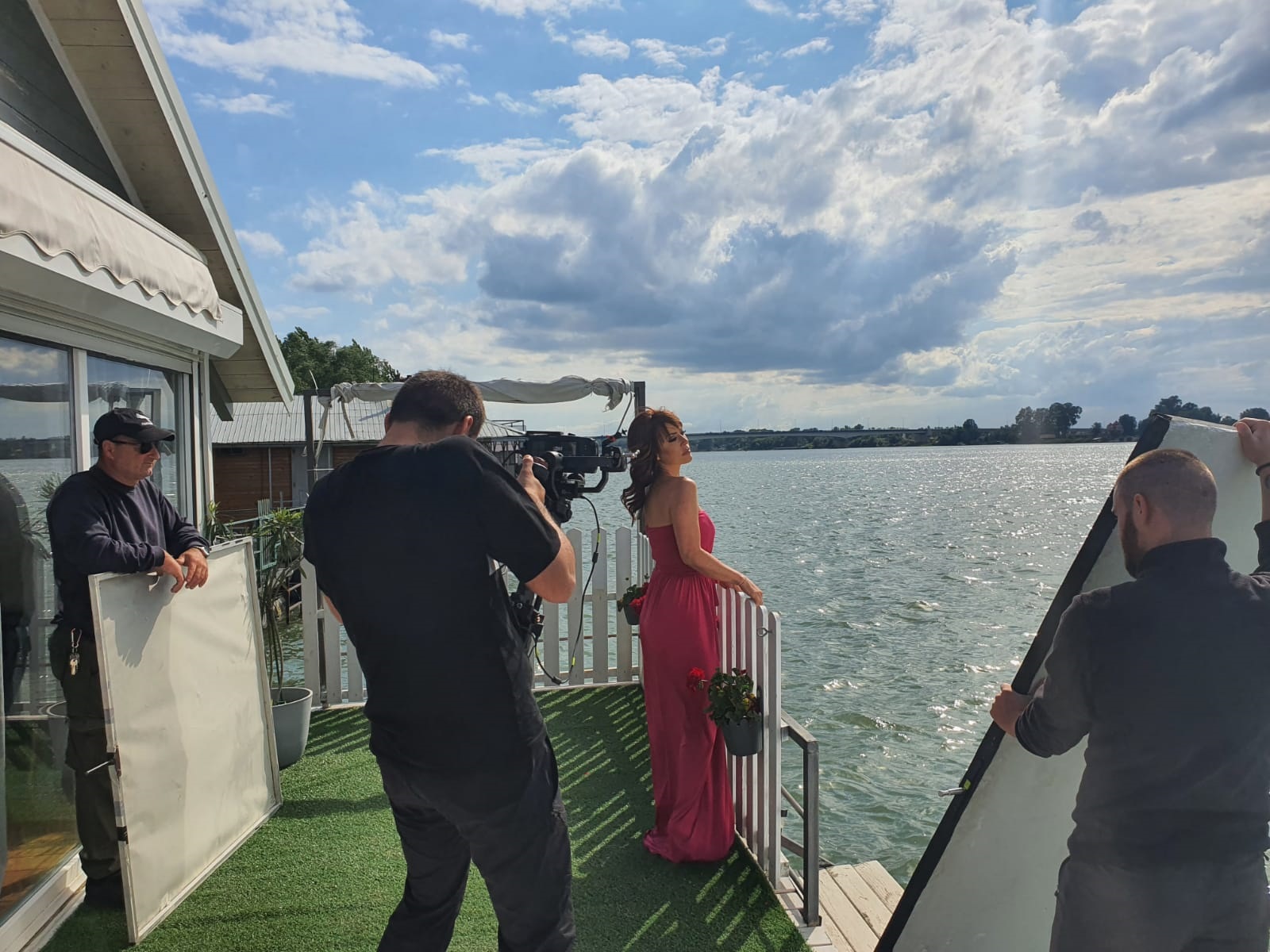 Емотивни спој: Миљеник жена и Слађа Аллегро у споту за песму “Не дам те” по роману Весне Дедић (ФОТО)